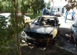 Три машины сгорели на Степной из-за поджога «Хендай Акцент» в Волгодонске 