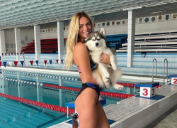 Юлия Ефимова со своей собакой побывала в волгодонском бассейне «Дельфин» 