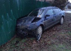 В Волгодонске «Фольксваген» протаранил «восьмерку» и врезался в забор