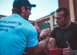 Волгодонцы не смогли побороть голыми руками рекордсмена Книги рекордов России Дениса Цыпленкова