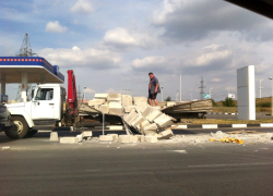 В Волгодонске на улице Прибрежной у грузовика вывалился борт со стройматериалами