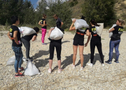 С 25-килораммовыми мешками в руках взобрались на гору в Саркеле участницы проекта «Мамы на Спорте»