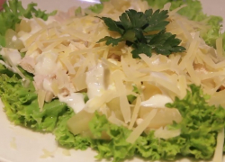 Как приготовить салат из курицы с ананасами «Айсберг» рассказала Юлия Курочкина