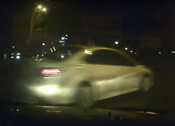 Лихая езда автоледи на иномарке чуть не закончилась серьезным ДТП (ВИДЕО)