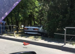 "Ауди" снесла ограждение и слетела в кювет напротив гипермаркета «Магнит» в старой части Волгодонска