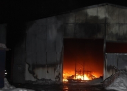 В Морозовске произошел крупный пожар на заброшенном складе