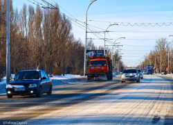 ДСиГХ призвали горожан соблюдать осторожность в связи с гололедом и сходом снега с крыш