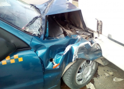 В Волгодонске таксист залетел под троллейбус