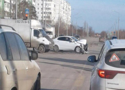 «Киа» и «Газель» столкнулись на перекрестке в микрорайоне В-9 