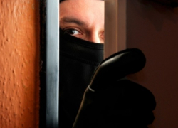 Волгодонца в собственном доме ограбили трое неоднократно судимых мужчин