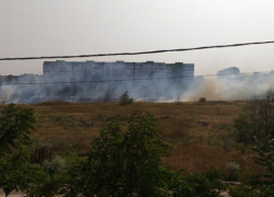 Крупный пожар вспыхнул на поле между кварталами В-9 и В-13 