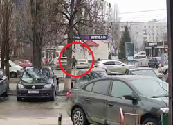 Передвигается на серой машине, никого не боится: на камеру попал протыкающий иглами колеса автомобилей на улице Энтузиастов в Волгодонске мужчина 