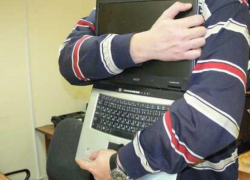 Парень из Волгодонска ночью украл ноутбук в магазине сумок