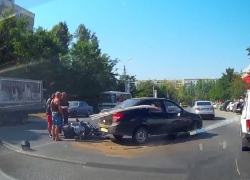 В Волгодонске очевидец заснял последствия ДТП с участием «Лады Гранта» и скутера