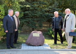 В Волгодонске из памятника «Детям войны» убрали женщину и добавили третьего ребенка