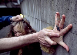 21-летнюю волгодончанку изнасиловали в подъезде за отказ познакомиться