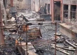 Названа предварительная причина пожара: как выглядит изнутри сгоревший ночью рынок «Авангард» в Волгодонске