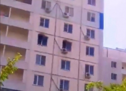 В многоэтажном доме в квартале В-17 загорелась квартира: есть пострадавшие