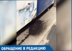 Из автобуса с пассажирами льётся солярка