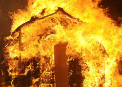 На пожаре в волгодонском «Летнем саду» погибла 50-летняя женщина