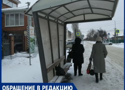 «Остановка при сильном ветре рухнет на людей!»: горожанка боится за свою жизнь, пока ждет транспорт 