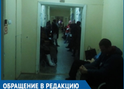 Огромная очередь в травмпункте вынуждает людей сидеть в ожидании приема целый день