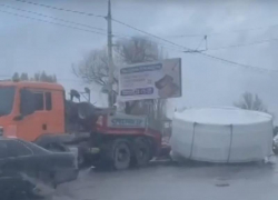 Ростовская АЭС прокомментировала падение огромной детали на Жуковском шоссе 
