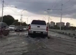 На путепроводе в Волгодонске пробили заторы в  забытой ливневке