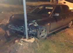 В Волгодонске «Приора» влетела в столб после того, как в нее врезалась «двенашка» 