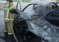 Ниссан «Альмера» загорелся после столкновения со столбом в Волгодонске