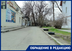 Волгодонцы вынуждены судорожно ограждать дороги покрышками, чтобы спасти газон под окнами у бабушки от дерзких «парковщиков» 