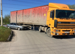 В Волгодонске оранжевый «Даф» чудом не раздавил «Ауди»