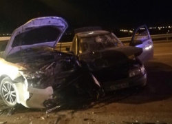 Лобовое ДТП на путепроводе парализовало движение на Строителей почти на час 