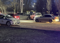 «Взял у дяди покататься:»: школьник устроил массовое ДТП напротив вокзала в Волгодонске