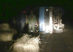 В районе оросительного канала в Волгодонске перевернулся КамАЗ