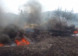 В Волгодонске в квартале В-15 огонь едва не перекинулся на автозаправку (ВИДЕО)