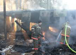 В Мартыновском районе сгорел строительный вагончик