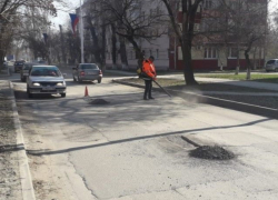 Рабочие приступили к устранению дефектов дорожного полотна в Волгодонске
