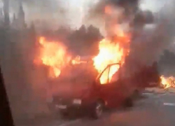 Жуткие кадры полыхающей «Газели» на трассе Ростов-Волгодонск сняли очевидцы