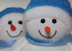  Пушистые елки и игрушечные снеговики создадут новогоднее настроение волгодонцам, несмотря на плюсовую температуру за окном 