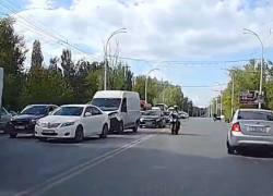 «Совсем обнаглели!»: мотоциклист ехал на Морской по встречке через две сплошные 