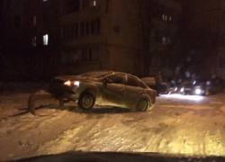 После ДТП «Форд» повис на трубе в центре Волгодонска