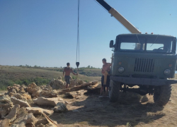 Пляжи опустошаются: редкие геологические находки и природные камни на грузовиках вывозят с берегов Цимлянского водохранилища под Саркелом