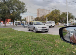 Водитель припарковал машину на оживленном кольце в центре Волгодонска