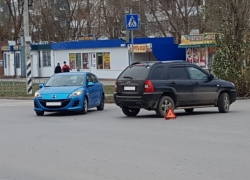 Две иномарки не разъехались на перекрестке в Волгодонске