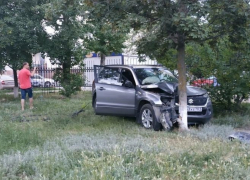 Выпивший мужчина на «Судзуки» снес школьный забор и влетел в дерево