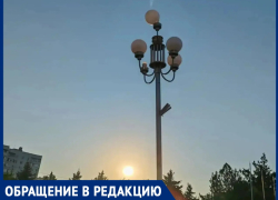 «На одном проводке держится»: жители просят починить сломанный фонарь на площади Курчатова