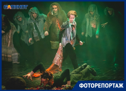 Костюмы из «хлама», симбиоз поколений на сцене и восторг зрителей: сказку «Маугли» показали в театре Волгодонска