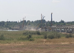 Строительство моста через залив в Волгодонске приблизилось к экватору