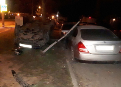 24-летний водитель «Лады Приоры» разбил две машины и снес рекламный щит во время ночных гонок Волгодонску 